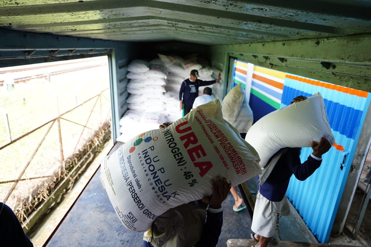 Pupuk Indonesia Tegaskan Ongkos Kirim Pupuk Tak Masuk Harga HET