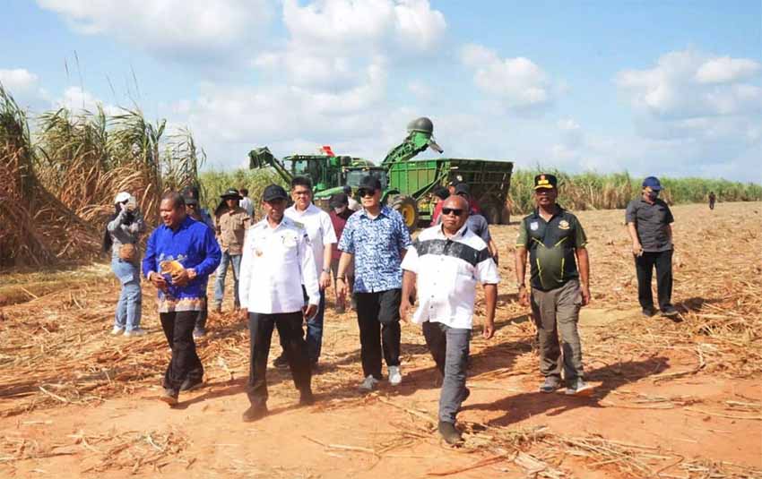 Saat Tim Ekspedisi Patriot Bersama Gubernur Tinjau Kawasan Perkebunan Tebu