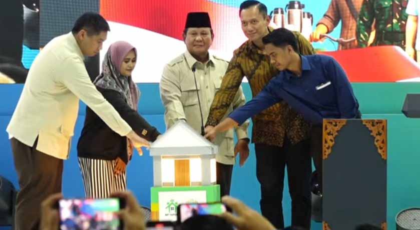 pra Didampingi Menteri Perumahan dan Kawasan Permukiman (PKP) Maruarar Sirait dan Menteri Koordinator Bidang Infrastruktur dan Pembangunan Kewilayahan Indonesia, Agus Harimurti Yudhoyono, Presiden Prabowo Subianto meresmikan akad massal 50.030 rumah subsidi KPR FLPP, di Perumahan Pondok Banten Indah, Kecamatan Cipocok Jaya, Kota Serang, Banten pada Sabtu (20/12/2025)