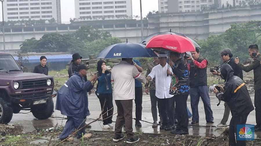 Luar Biasa, Menteri Ara Terjang Hujan Kawal Langsung Land Clearing Rusun Subsidi Meikarta