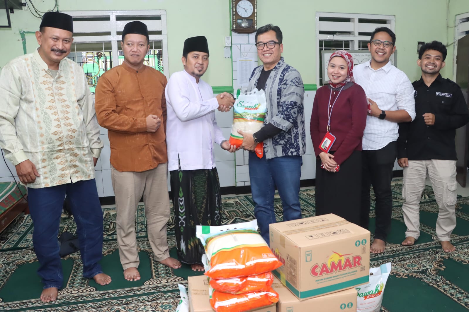 Forwatan dan Industri Sawit Gelar Sawit Berbagi di Depok Forwatan dan Industri sawit berbagi kepada anak-anak panti